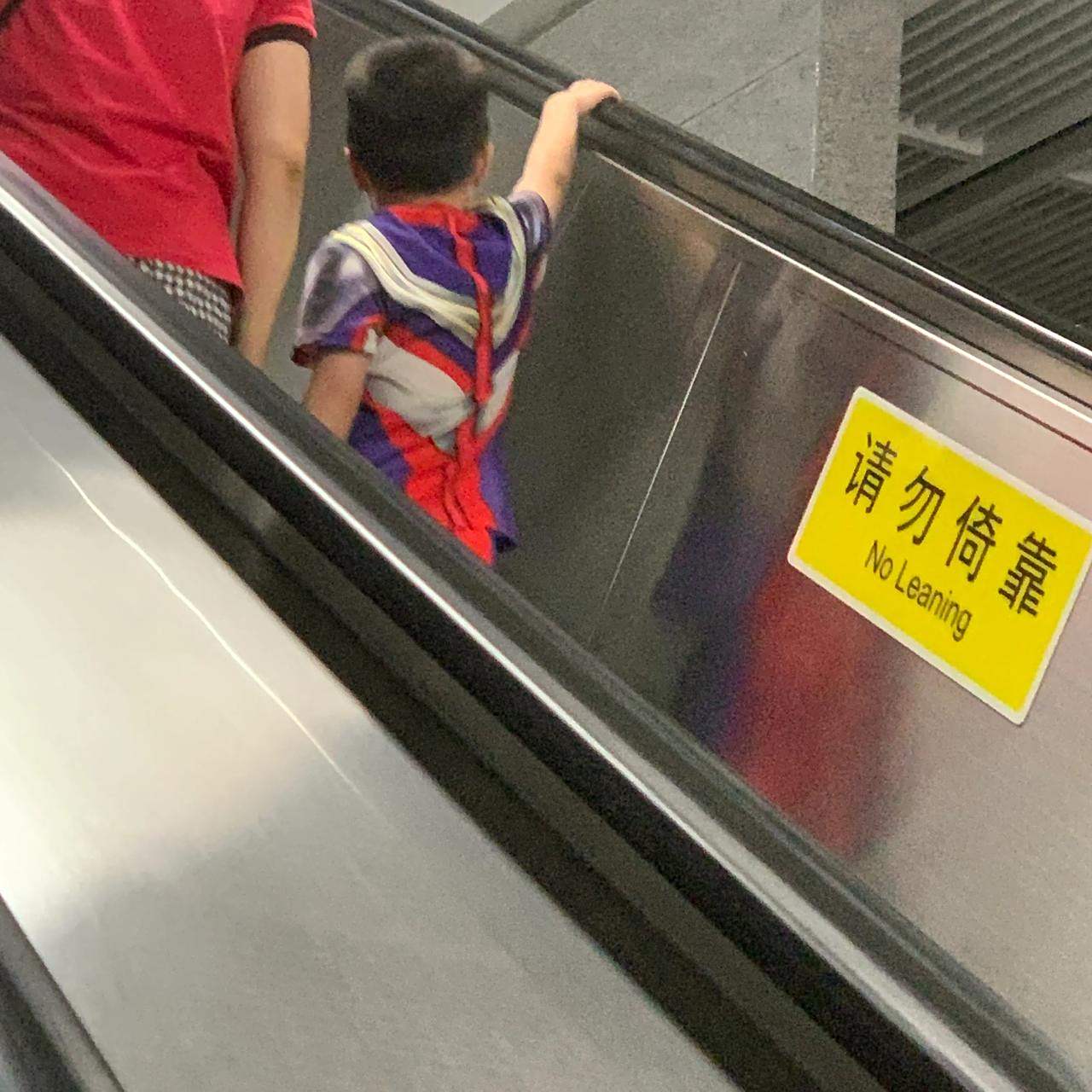 奥特曼坐地铁(奥特曼坐地铁的图片)